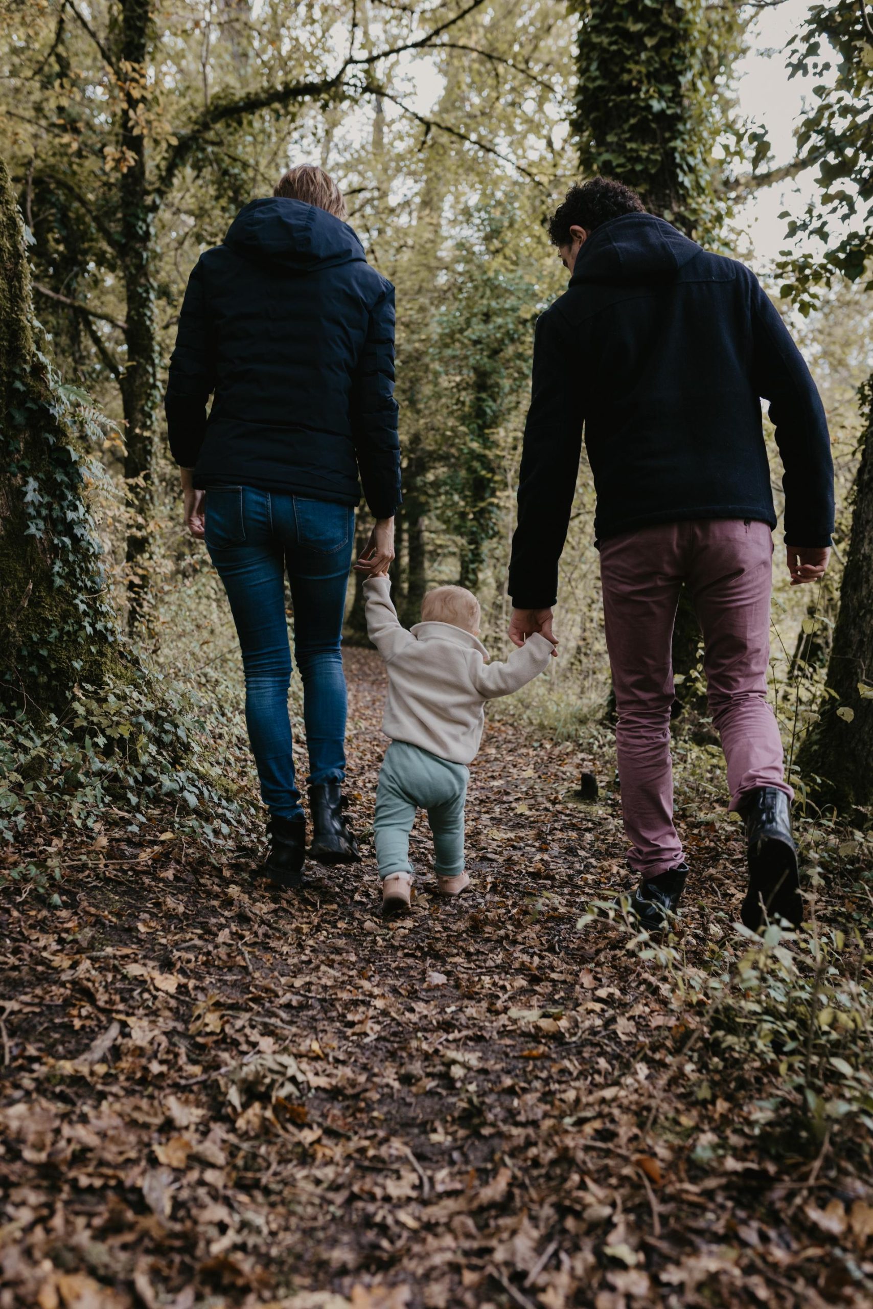 Shooting famille en nature. Souvenir promenade en famille. 
